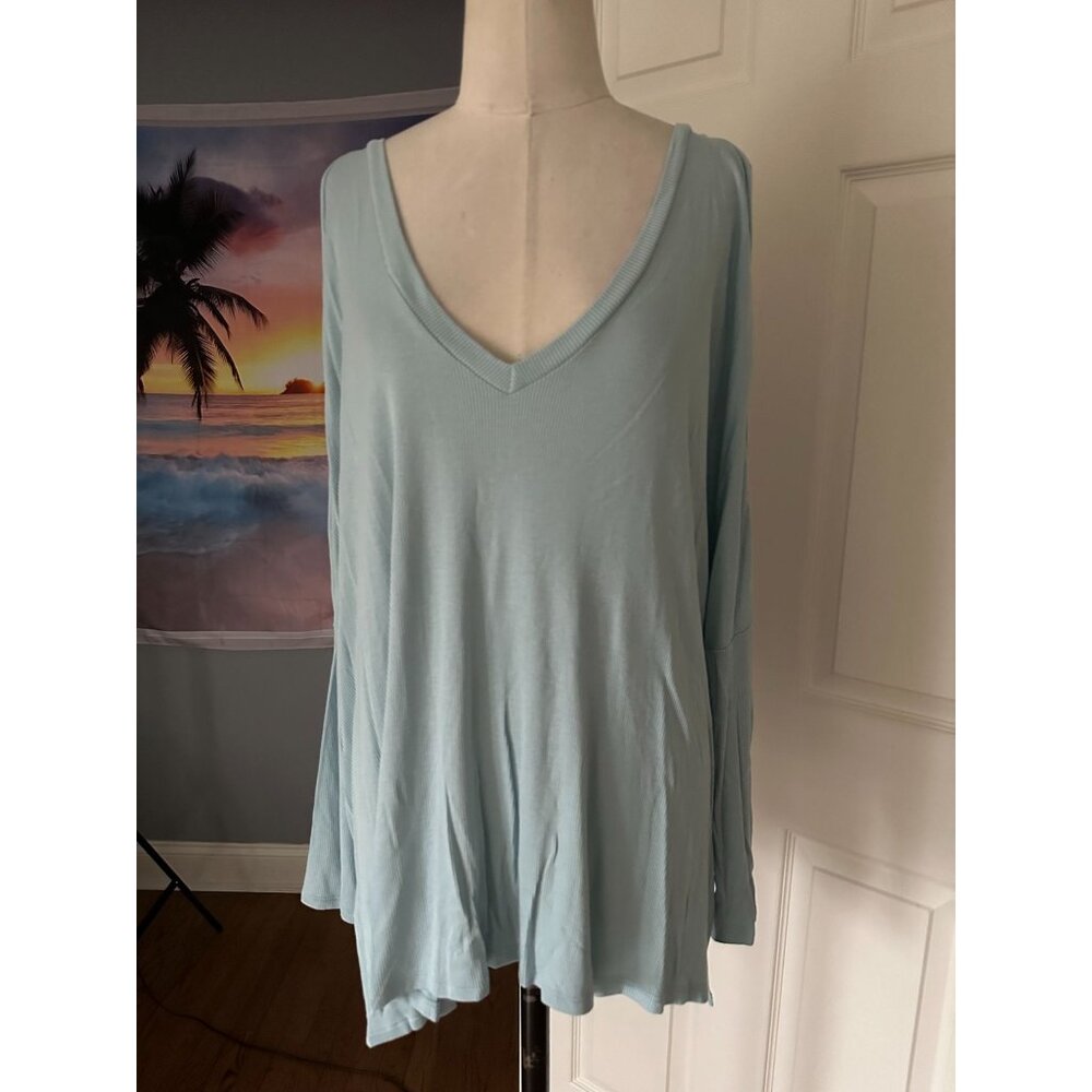 Blooms in the City light blue v neckline cold shoulder L/S ribbed top L